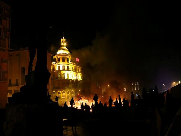 Lebanon: Security forces clash with anti-govt protesters trying to reach Martyr's Square