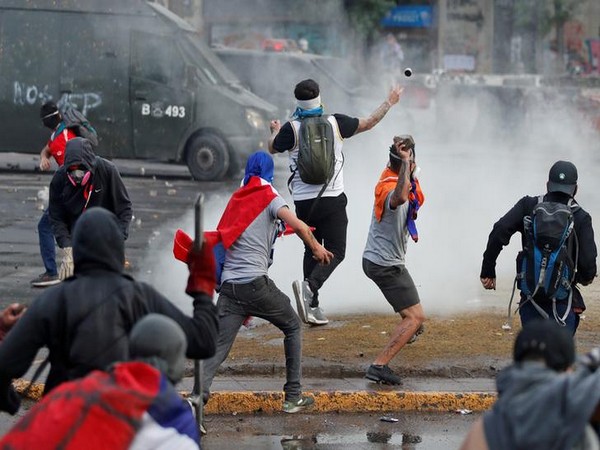 Over dozen police injured amid Santiago protests, 10 people detained