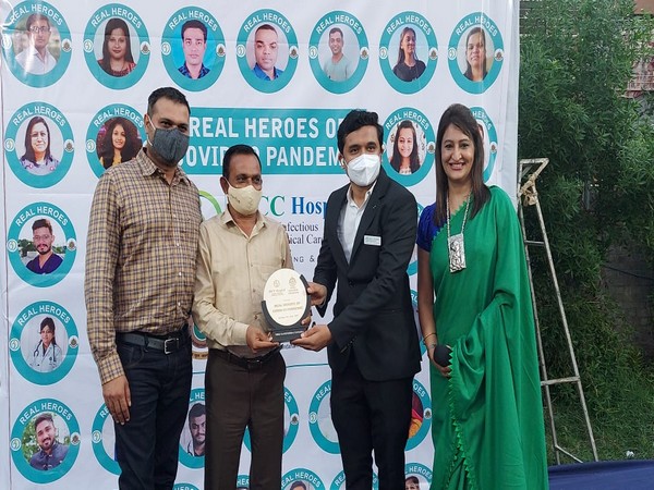 Surat's IDCC hospital, Shri Vashisht Group of Schools jointly organised unique honours program 'Real Heroes'