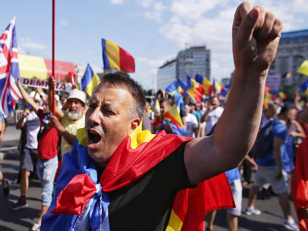 Angry Romanians protest after being denied European vote
