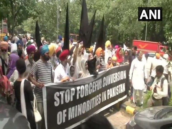 Sikhs launch massive protest outside Pakistan High Commission against forced conversions
