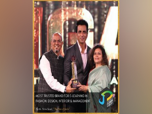 JD Institute Of Fashion Technology receives Award from Sonu Sood at International Glory Awards Goa 2021