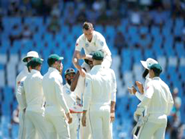 Steyn breaks record, South Africa edges 1st day vs. Pakistan