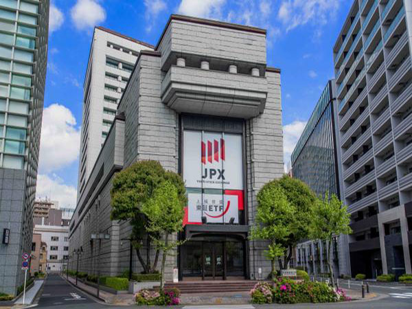 Tokyo stocks down after Trump's tariff threat