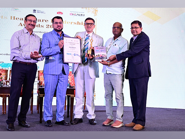 Jatin Mahajan of J Mitra and Company receiving the Healthcare Leadership Award 2022