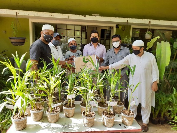 Greenman Viral Desai took the initiative to give a tree in Eidi