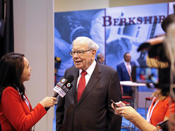 AOC, like Warren Buffett, slams CEOs of failing banks