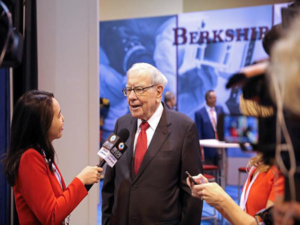 Warren Buffett opens Berkshire Hathaway succession lock box in Omaha