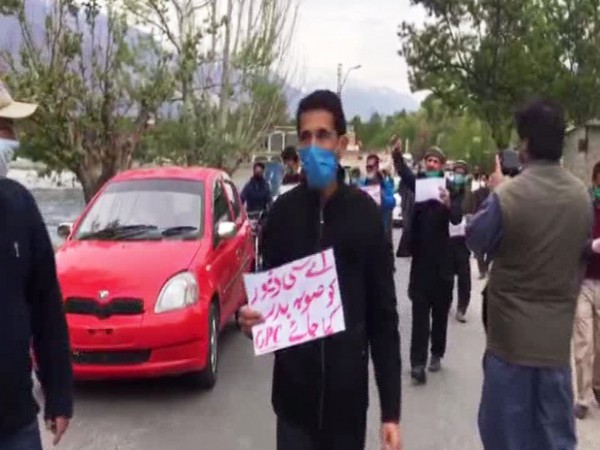 Journalists protest against police barbarity in Gilgit amid COVID-19 outbreak