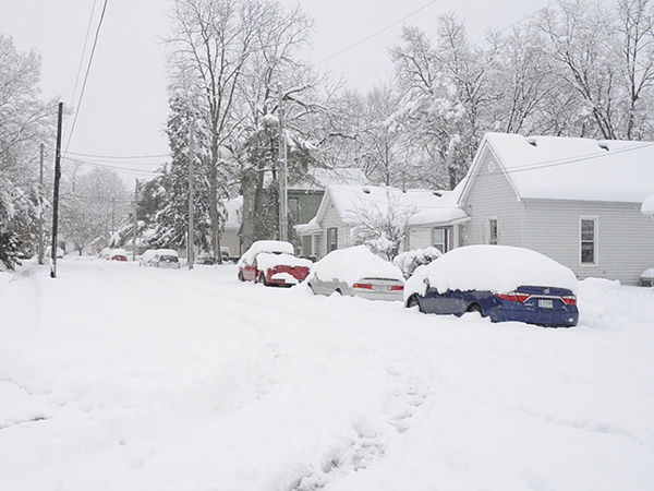 Winter storm moves east after dumping piles of snow on Midwest; 5 people dead in crashes