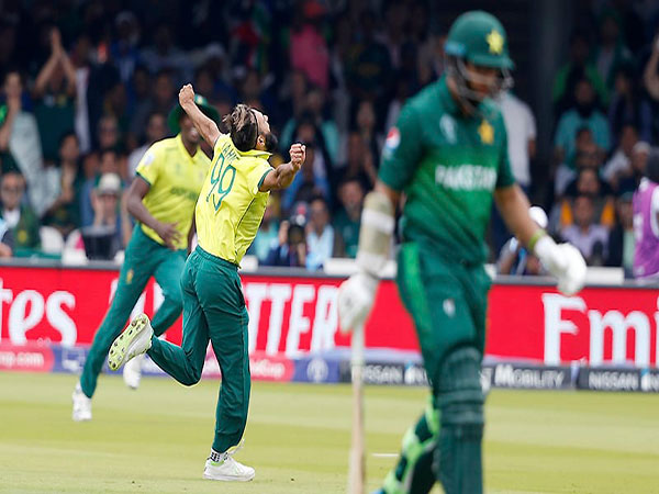 'No more dropped catches,' urge Twitterati after Pakistan keep World Cup dream alive