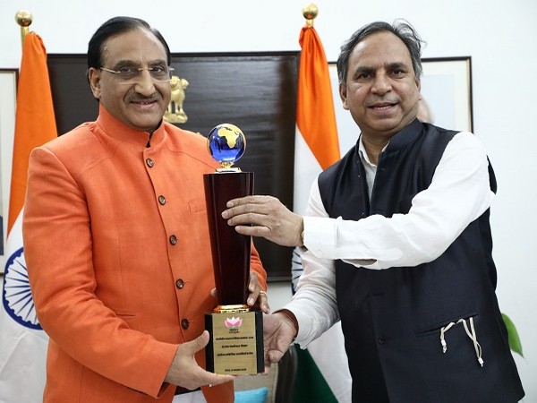 Union Education Minister Dr Ramesh Pokhriyal "Nishank" receives International "Vatayan Award"