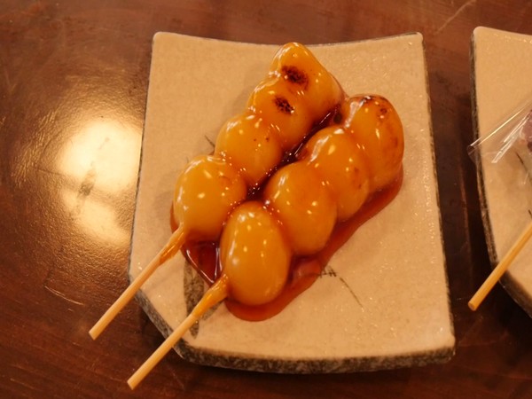 Japanese traditional dish 'Mitarashi dango' attracts tourists