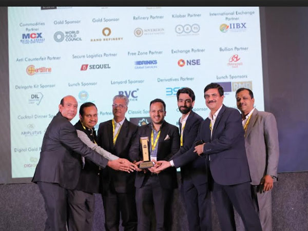 Vidit Garg, Director, Kundan Group receiving the Leading Bullion Refiner Trophy at the IGC Excellence Awards 2021, Jaipur