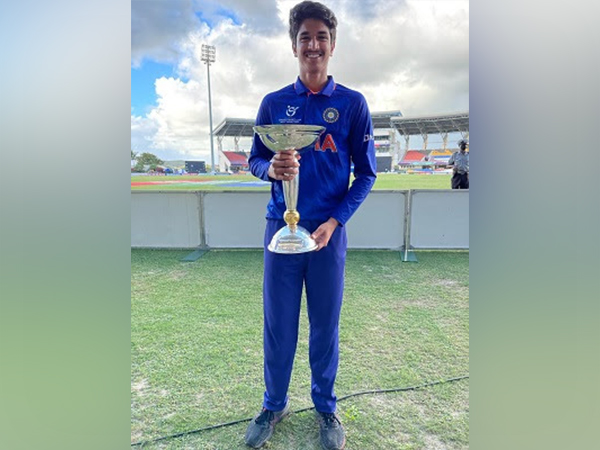 Oakridger Rishith Reddy with the winning trophy