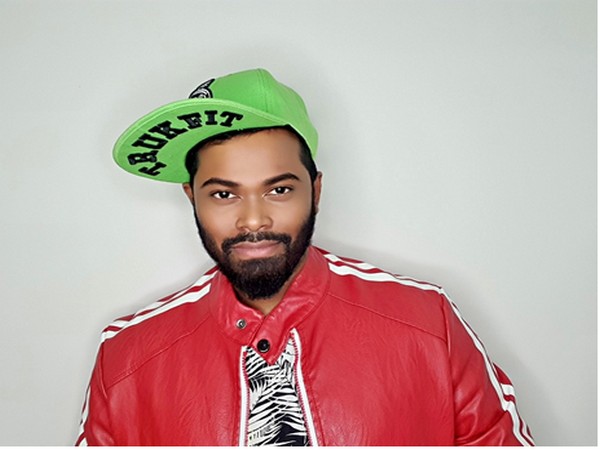 This holiday season, singer Thomson Andrews & Netflix strike the per-fect chord together