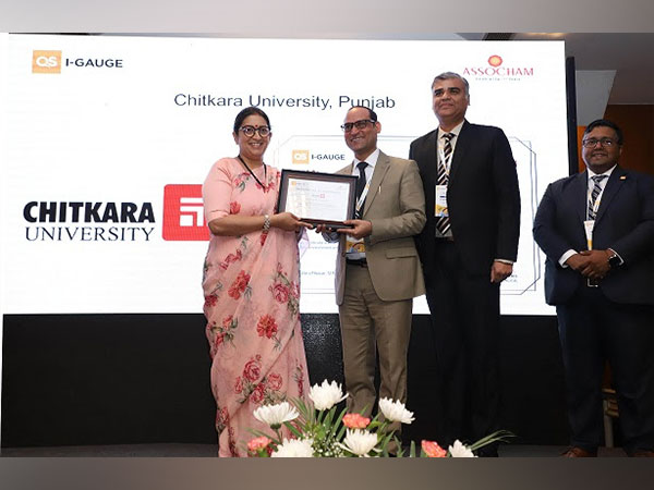 Chitkara University representatives receiving the "Institute of Happiness" award from Union Minister of Women and Child Welfare, Smriti Zubin Irani