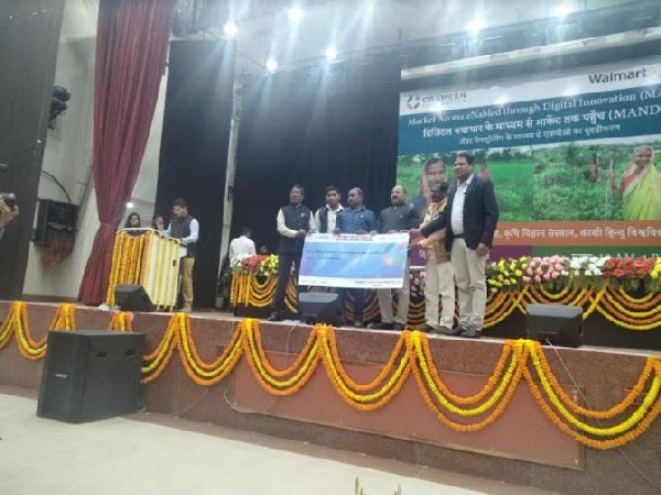 A Farmer Producer Organization receiving the Catalyst Award from Prabhat Labh, CEO, Grameen Foundation India at an event in Varanasi on 29 November 2021.