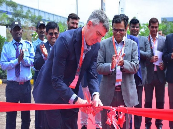 Andrew Dahlgren, Vice President of Donaldson Asia Pacific and Viraj Kadam, Managing Director of Donaldson South Asia celebrate ribbon cutting ceremony at new Donaldson Pune Factory Launch
