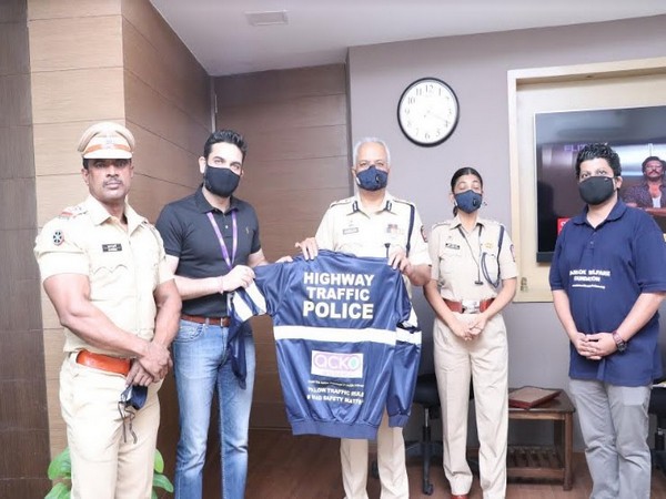 ACKO expresses gratitude to Maharashtra Highway Traffic Police by donating safety jackets