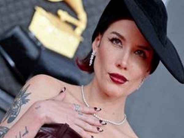 Halsey wearing jewellery set in platinum to the "Grammy Awards"