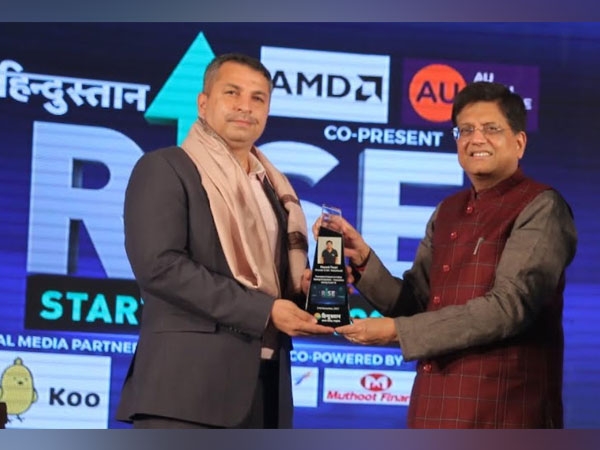 Gaurav Abrol receiving award from Piyush Goyal, Cabinet Minister for Commerce and Industry, GOI