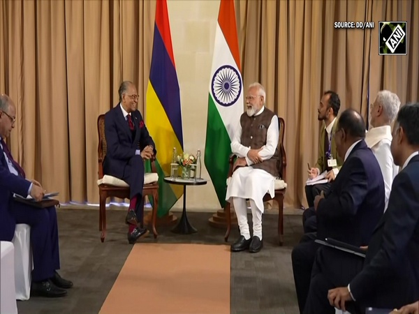 PM Modi meets Mauritius PM Dr Navin Ramgoolam in Victoria