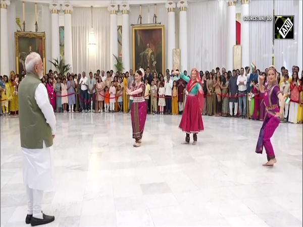 PM Modi receives enthusiastic reception from Indian Diaspora in France | G7