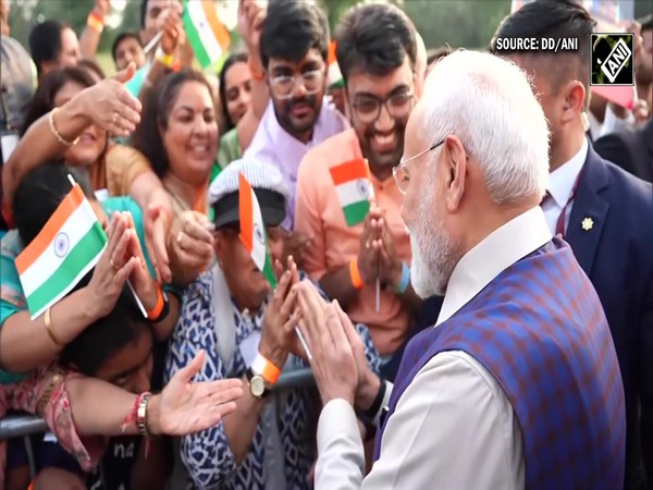 PM Modi gets rousing welcome by members of the Indian Diaspora in London, UK | PM Modi in UK
