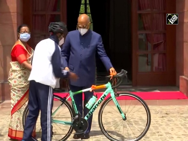 President Kovind gifts sports cycle to aspiring cyclist at Rashtrapati Bhavan
