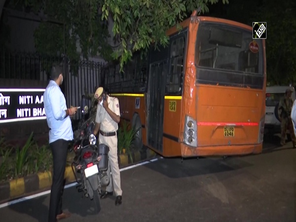 DTC bus hits NITI Aayog Bhawan’s wall, driver injured