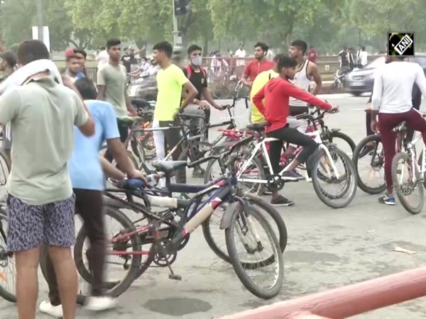 Exercise enthusiasts flock India Gate amid COVID-19