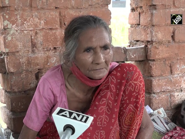 ‘Roti Wali Amma’ in Agra struggling to fill her own stomach