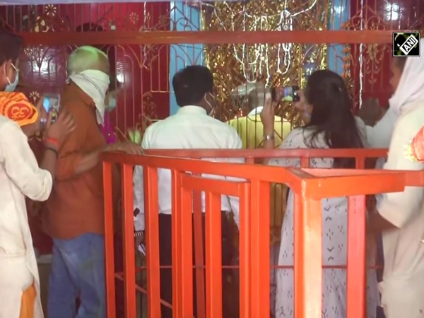 Navratri: Smriti Irani offers prayers at Durga Temple in UP's Amethi