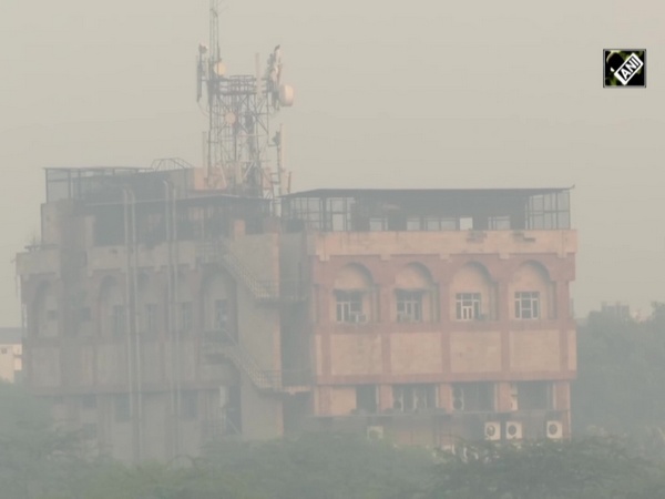 Thick smog canopies Delhi, locals suffer