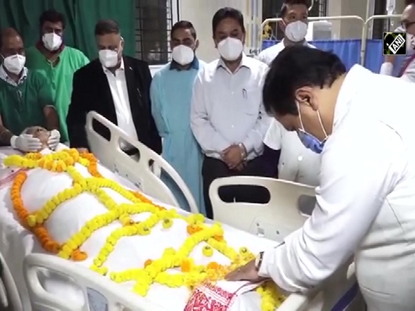 Assam CM Sonowal pays last respects to Tarun Gogoi in Guwahati