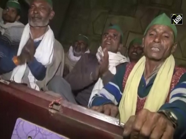 ‘Delhi Chalo’: Farmers spend chilly night by singing at Ghazipur border