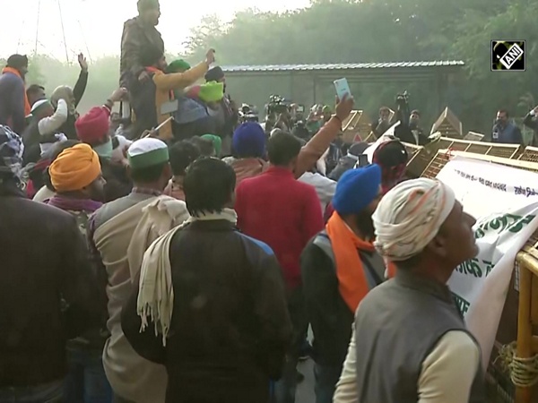 ‘Delhi Chalo’ protest: Farmers try to remove barricades at Delhi-UP border