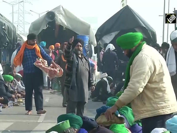 'Langar' served to protesting farmers at Ghazipur-Ghaziabad border