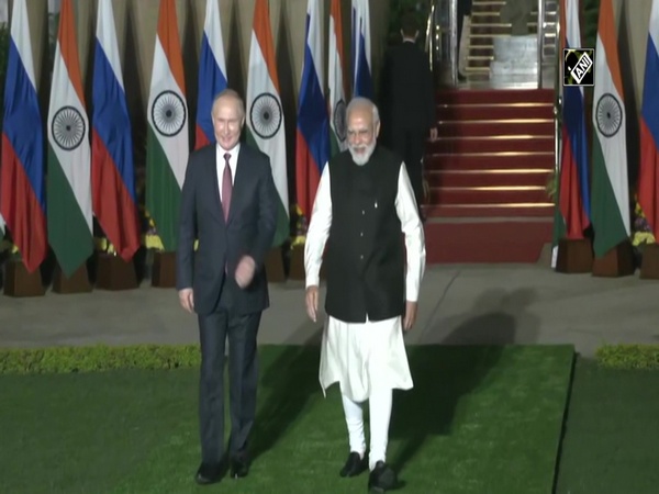 Watch: PM Modi receives Russian President Vladimir Putin at Hyderabad House