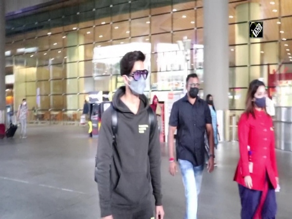 Shahid, Farhan make heads turn with fashionable statement at Mumbai Airport