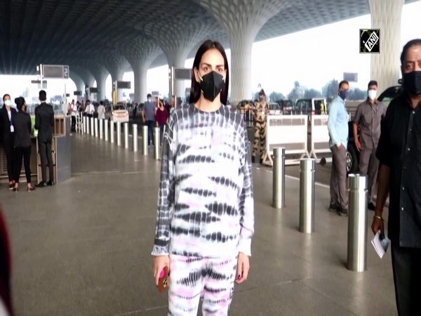 Kangana Ranaut, Isha Deol papped at Mumbai Airport