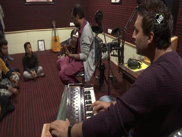 Singers’ organisation ‘Mizraab’ imparts music training to youth in Kashmir