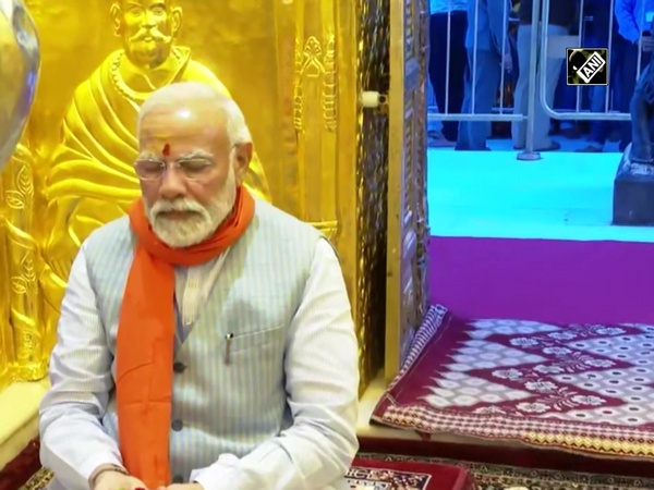 PM Modi offers prayers at Kashi Vishwanath Temple