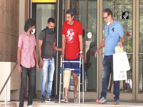 Randeep Hooda leaves Mumbai hospital post knee surgery