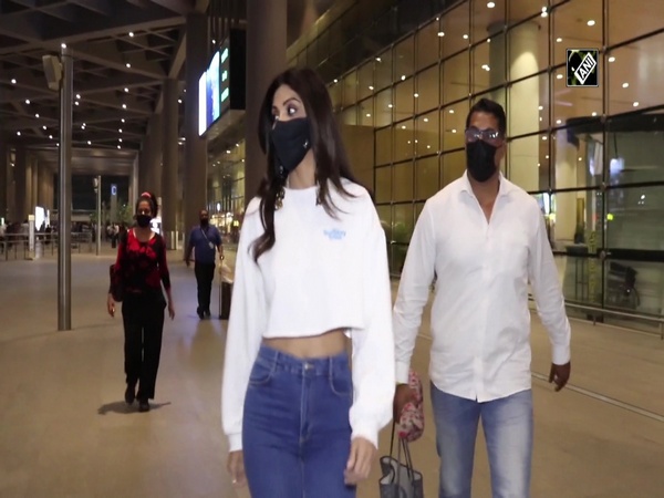Shilpa Shetty rocks her casual look at Mumbai airport