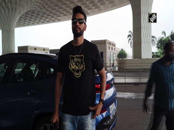 Singer Arjun Kanungo makes heads turn with his casual airport look