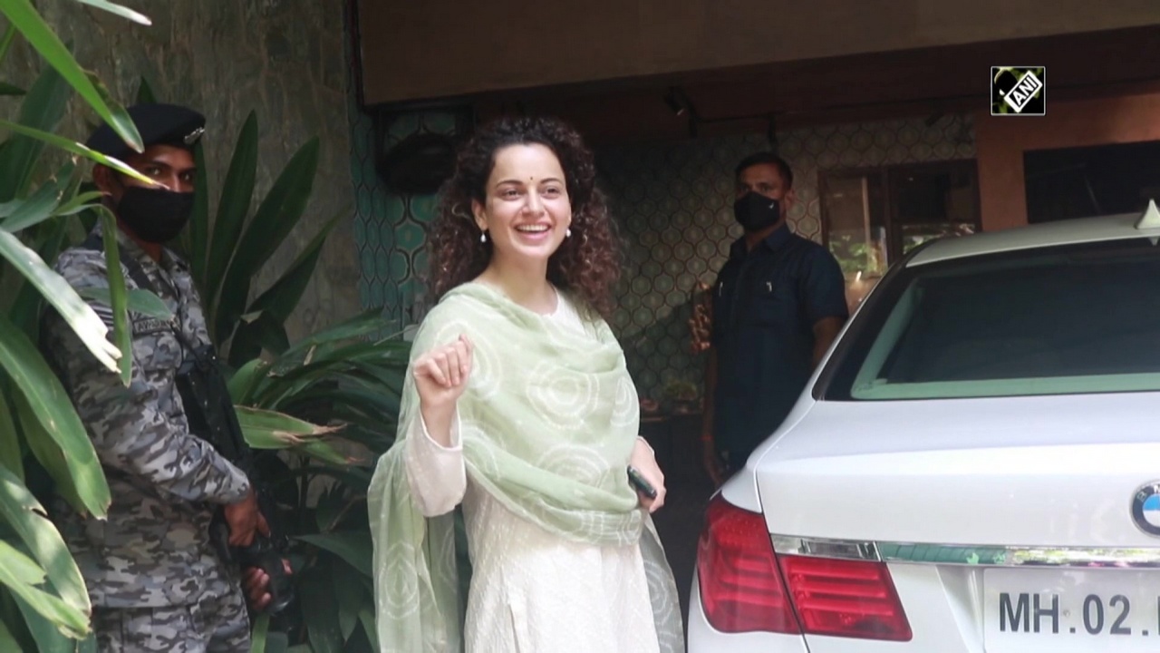Kangana Ranaut flaunts her traditional attire in Mumbai