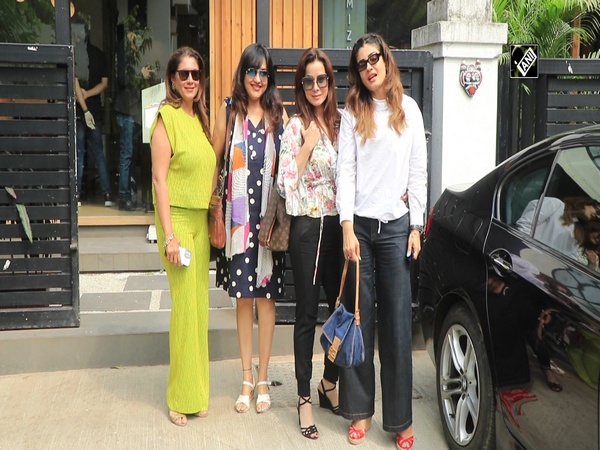 See video! Raveena Tandon-Neelam Kothari’s day out in Mumbai