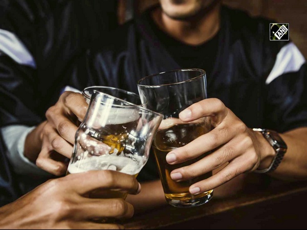 Study challenges theory that light alcohol benefits heart health